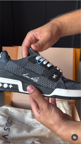 اسنیکر مشکی LV Trainer در دست
